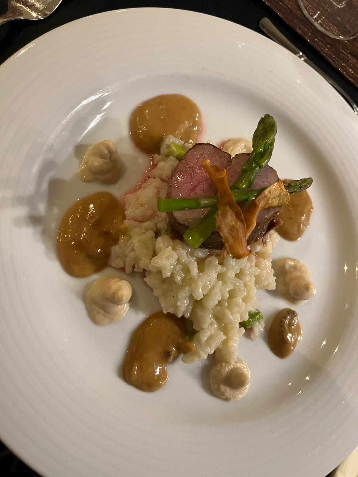 Kalfsmuis met morieljesaus, risotto, groene aspergetips, knolselderijpuree en knolselderijchips